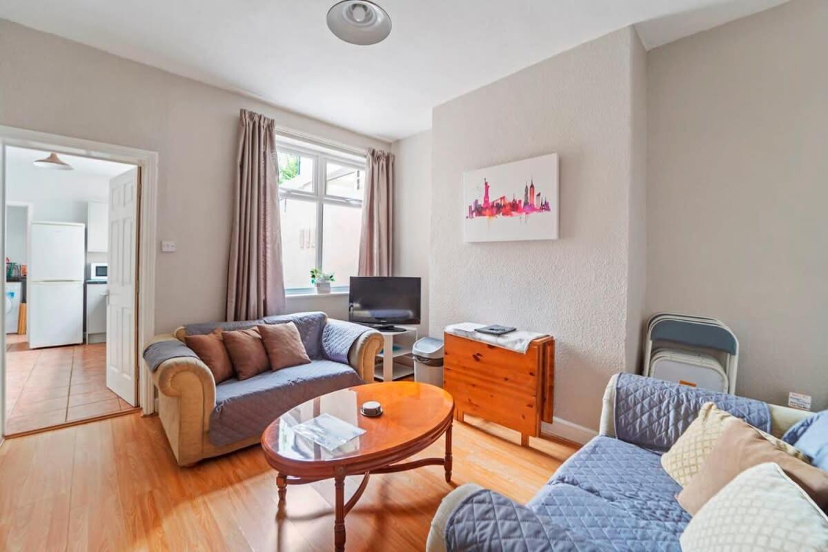 4 Bed Homely Retreat - Wolverhampton Dış mekan fotoğraf