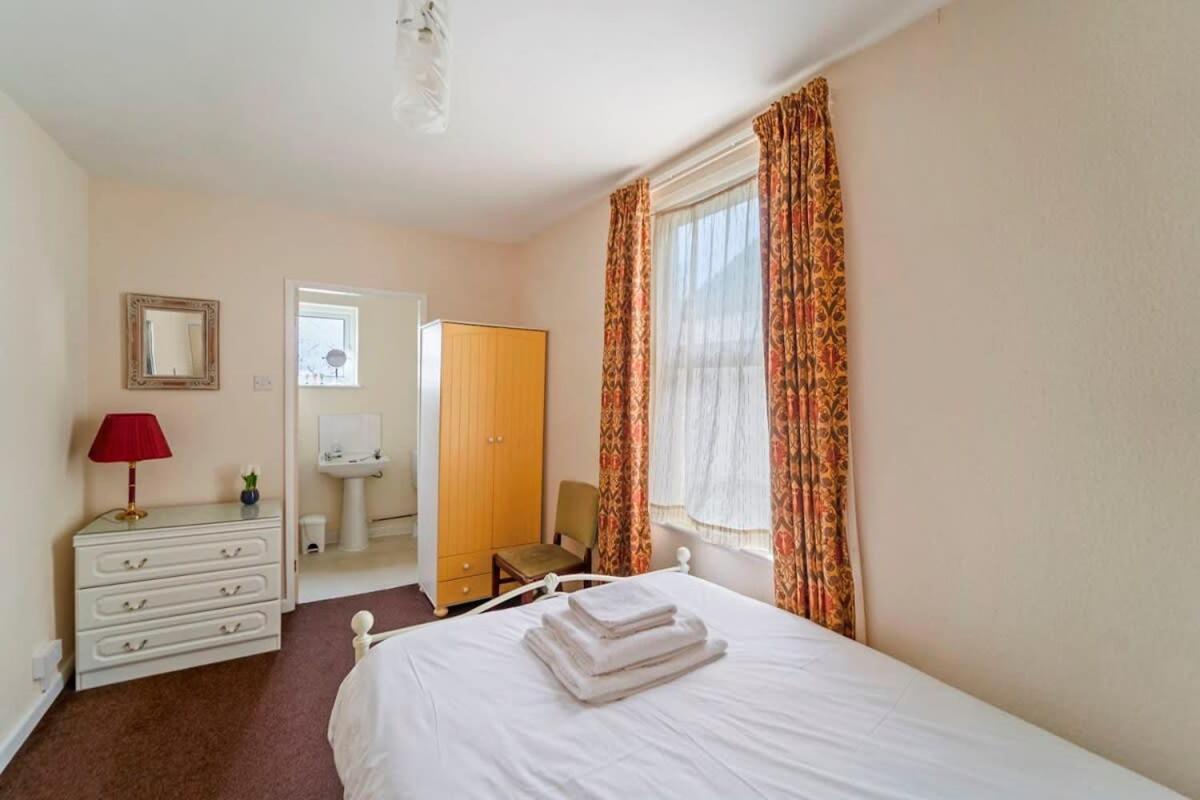 4 Bed Homely Retreat - Wolverhampton Dış mekan fotoğraf