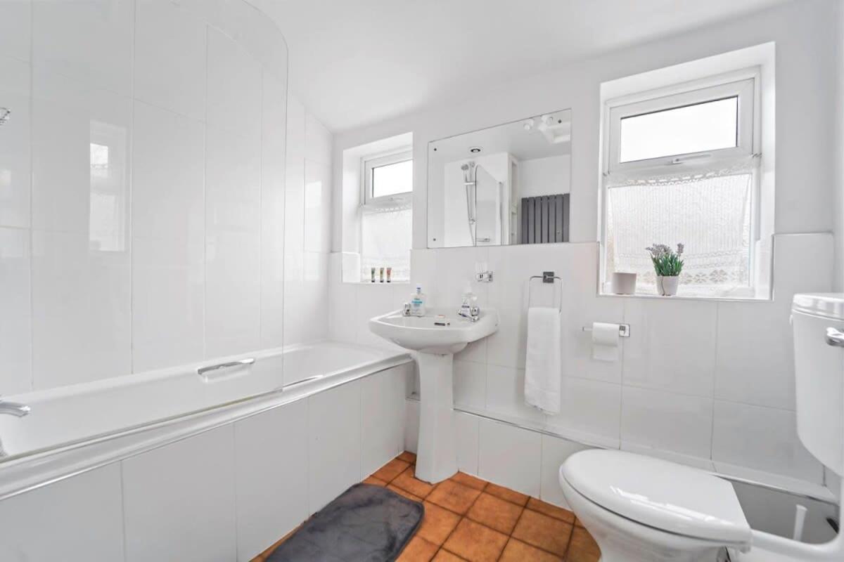 4 Bed Homely Retreat - Wolverhampton Dış mekan fotoğraf