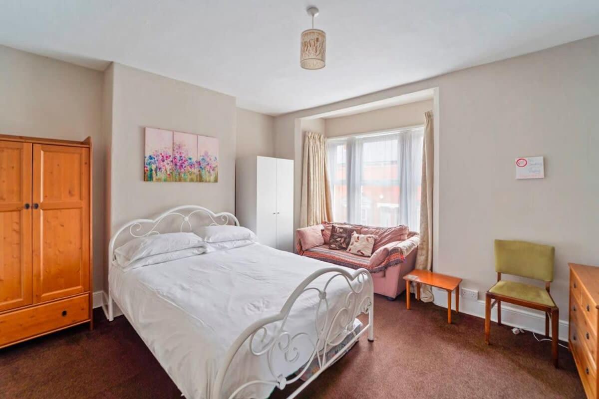 4 Bed Homely Retreat - Wolverhampton Dış mekan fotoğraf
