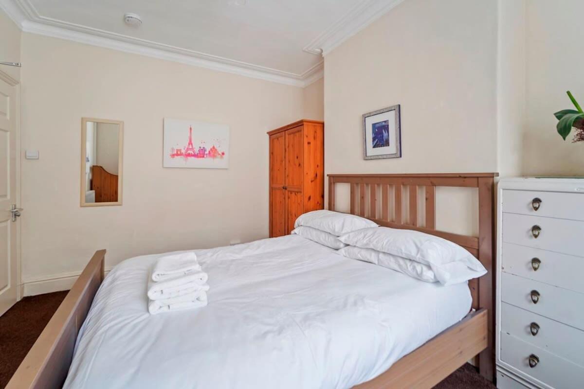 4 Bed Homely Retreat - Wolverhampton Dış mekan fotoğraf