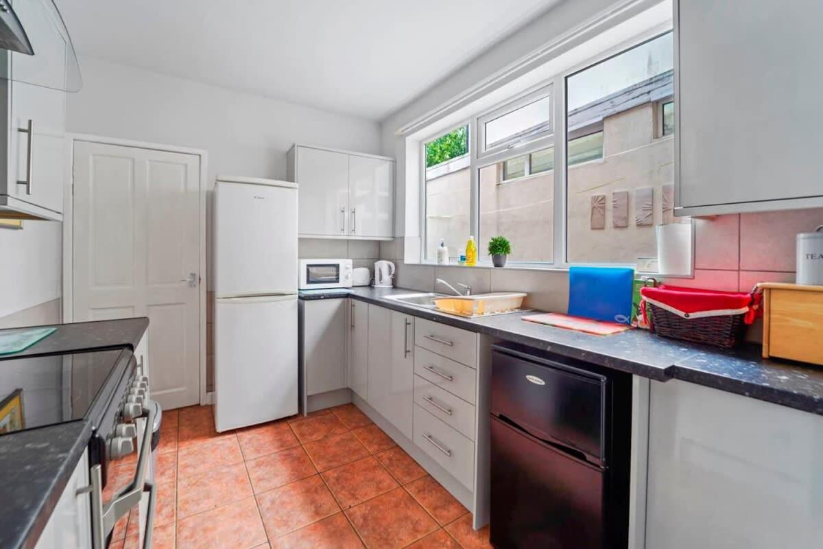 4 Bed Homely Retreat - Wolverhampton Dış mekan fotoğraf