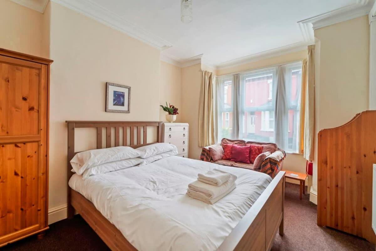 4 Bed Homely Retreat - Wolverhampton Dış mekan fotoğraf