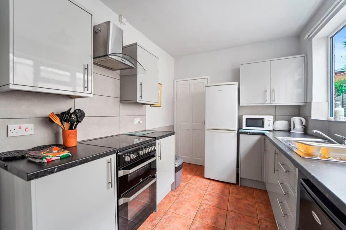 4 Bed Homely Retreat - Wolverhampton Dış mekan fotoğraf